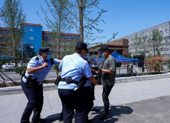 校警联合开展反恐防暴演练 提高海立方娱乐城
处理突发事件能力 校警联合开展反恐防暴演练 提高海立方娱乐城
处理突发事件能力