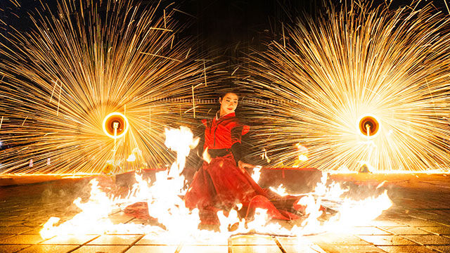 当狮舞遇见打铁花，传承千年的极致浪漫，绽放洛科校园