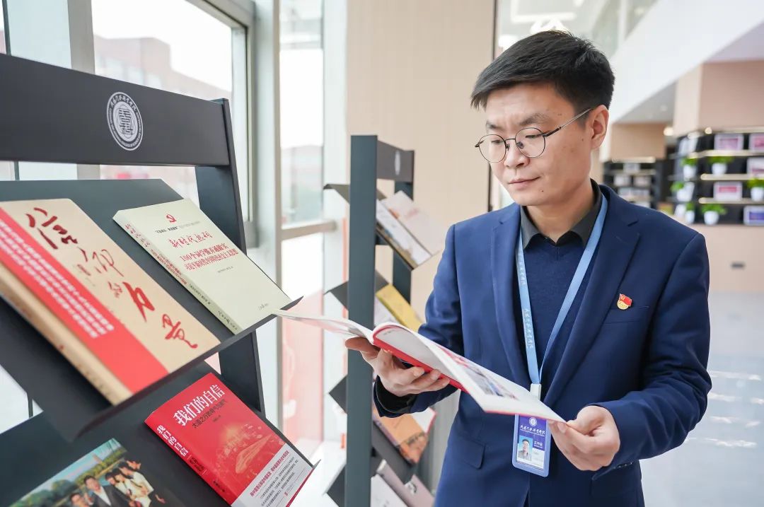 榜样引领 | 岳留洋:高数课堂上的“筑梦者” 榜样引领 | 岳留洋:高数课堂上的“筑梦者”