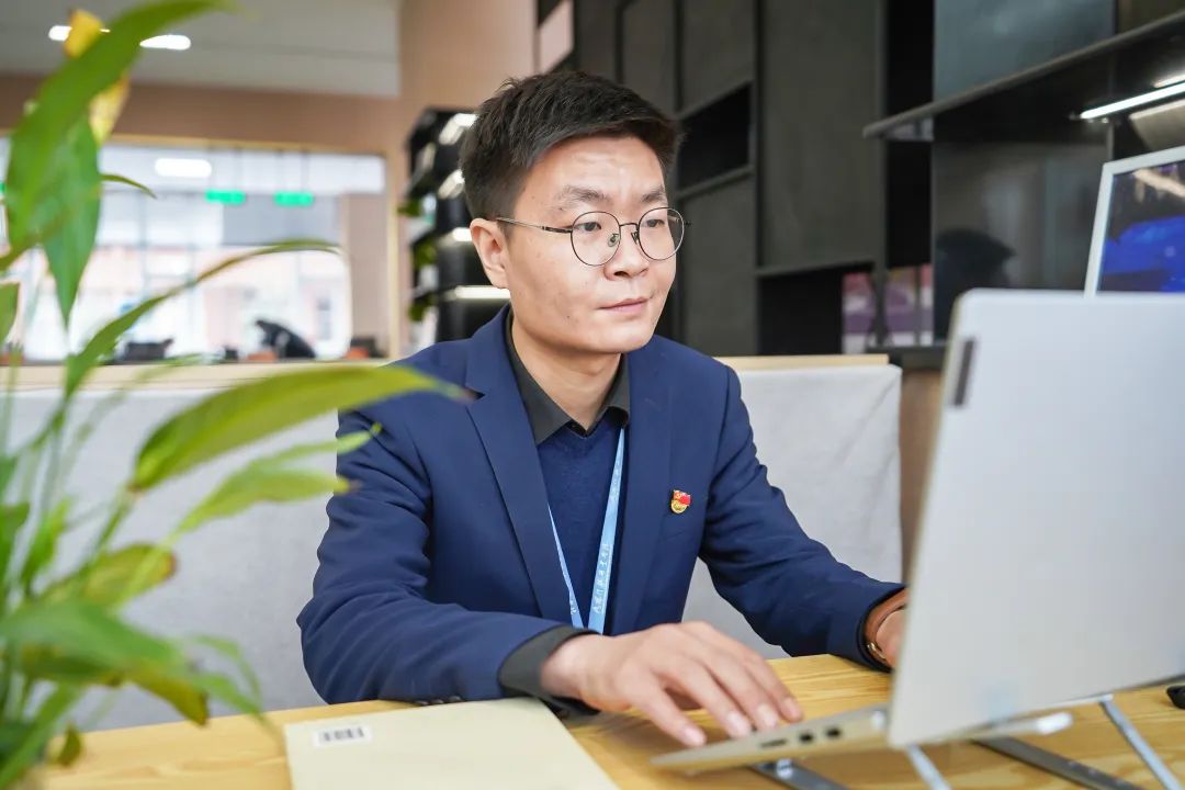 榜样引领 | 岳留洋:高数课堂上的“筑梦者” 榜样引领 | 岳留洋:高数课堂上的“筑梦者”