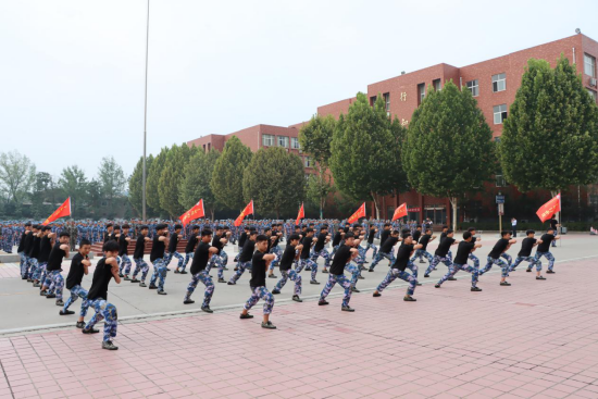 不忘初心正青春，砥砺前行展风采——海立方娱乐城
举行2020级新生军训会操暨表彰大会(1)140.png