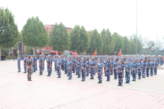 不忘初心正青春，砥砺前行展风采——海立方娱乐城
举行2020级新生军训会操暨表彰大会(1)494.png