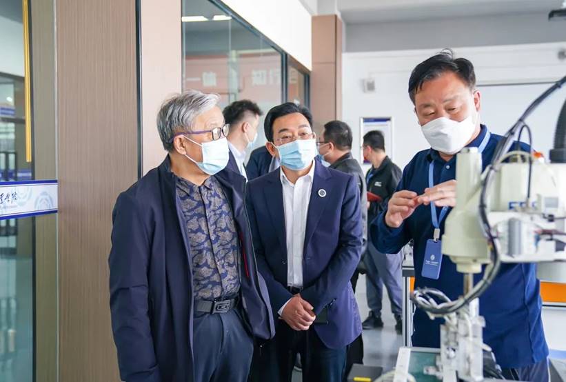 河南省5G应用产教融合联盟理事长刘昱旻莅临海立方娱乐城
调研指导 河南省5G应用产教融合联盟理事长刘昱旻莅临海立方娱乐城
调研指导