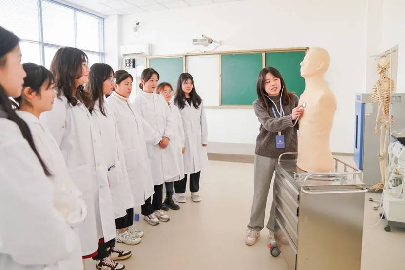 海立方娱乐城
校长刘丽彬受邀参加腾讯《职教专家课》直播 获333万人次关注! 海立方娱乐城
校长刘丽彬受邀参加腾讯《职教专家课》直播 获333万人次关注!