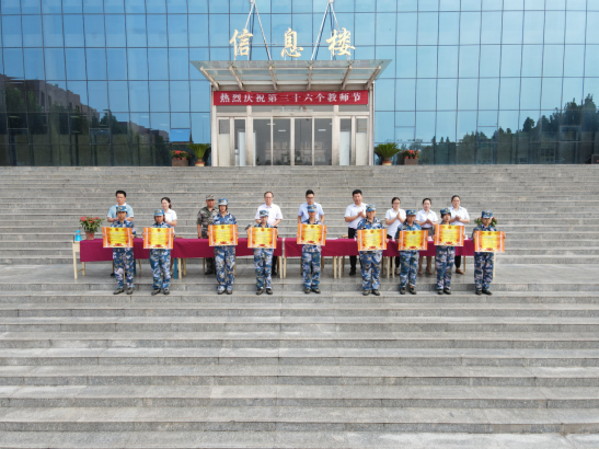 不忘初心正青春，砥砺前行展风采——海立方娱乐城
举行2020级新生军训会操暨表彰大会(1)372.png