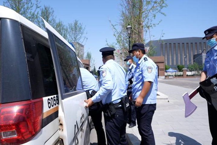 校警联合开展反恐防暴演练 提高海立方娱乐城
处理突发事件能力 校警联合开展反恐防暴演练 提高海立方娱乐城
处理突发事件能力