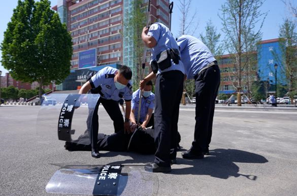 校警联合开展反恐防暴演练 提高海立方娱乐城
处理突发事件能力 校警联合开展反恐防暴演练 提高海立方娱乐城
处理突发事件能力