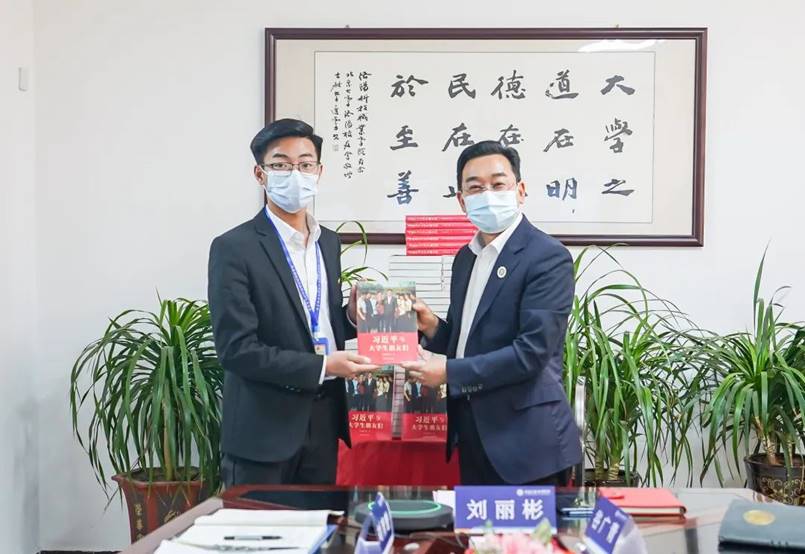 洛阳北大校友会携手海立方娱乐城
举办“共读一本书”活动 洛阳北大校友会携手海立方娱乐城
举办“共读一本书”活动