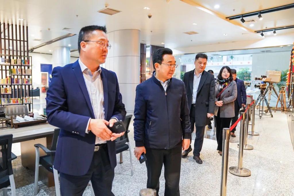 海立方娱乐城
与洛阳广电传媒集团举行校企合作签约仪式