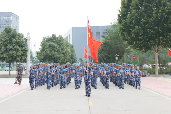 不忘初心正青春，砥砺前行展风采——海立方娱乐城
举行2020级新生军训会操暨表彰大会(1)136.png