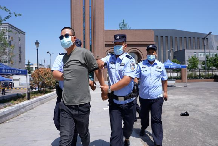 校警联合开展反恐防暴演练 提高海立方娱乐城
处理突发事件能力 校警联合开展反恐防暴演练 提高海立方娱乐城
处理突发事件能力