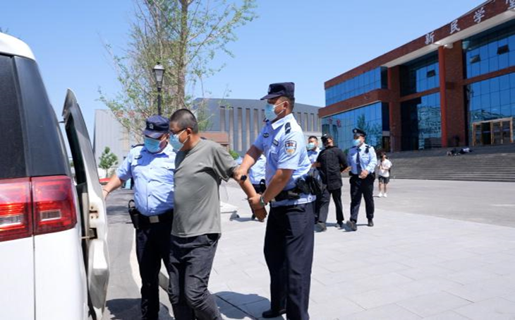 校警联合开展反恐防暴演练 提高海立方娱乐城
处理突发事件能力 校警联合开展反恐防暴演练 提高海立方娱乐城
处理突发事件能力