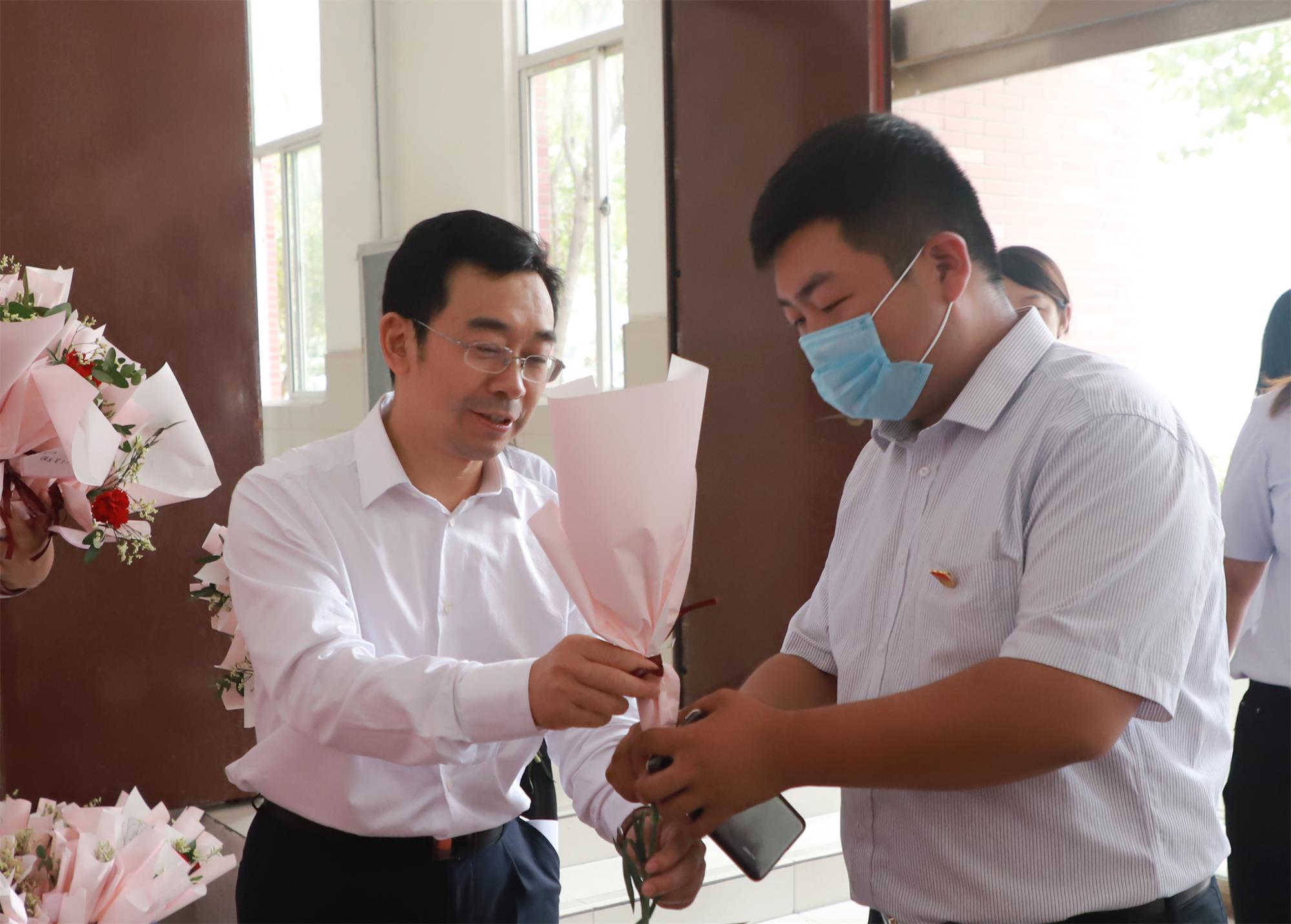 1599733794327587.jpg 送花.JPG