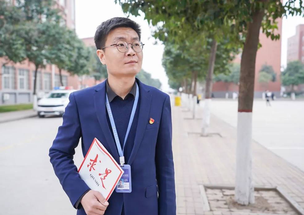 榜样引领 | 岳留洋:高数课堂上的“筑梦者” 榜样引领 | 岳留洋:高数课堂上的“筑梦者”