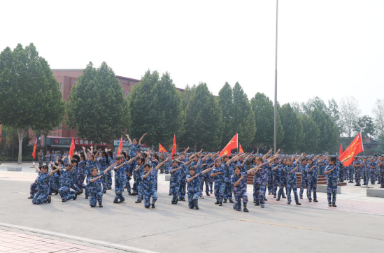 不忘初心正青春，砥砺前行展风采——海立方娱乐城
举行2020级新生军训会操暨表彰大会(1)141.png