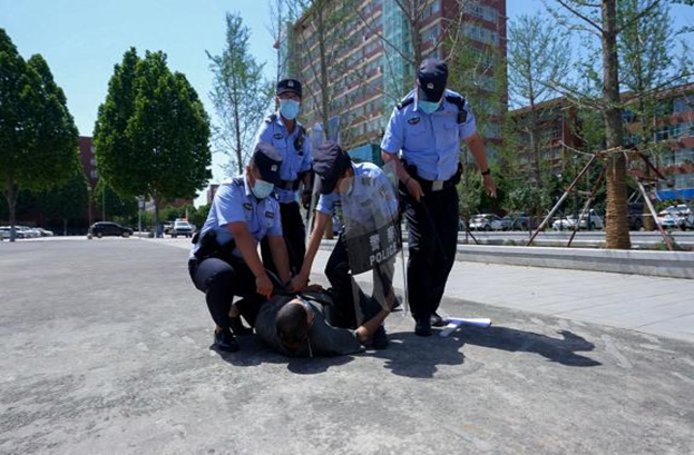 校警联合开展反恐防暴演练 提高海立方娱乐城
处理突发事件能力 校警联合开展反恐防暴演练 提高海立方娱乐城
处理突发事件能力