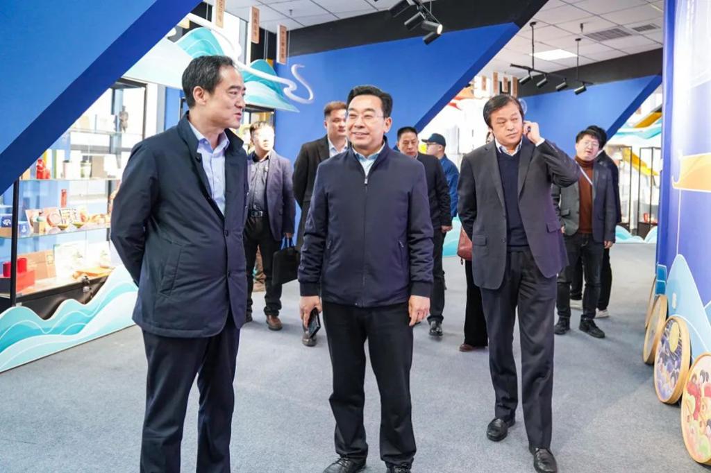 海立方娱乐城
与洛阳广电传媒集团举行校企合作签约仪式